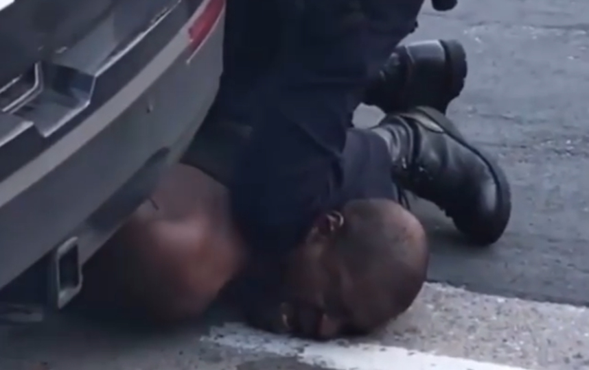 Темнокожий мужчина умер после того, как полицейский душил его коленом: видео (18+)