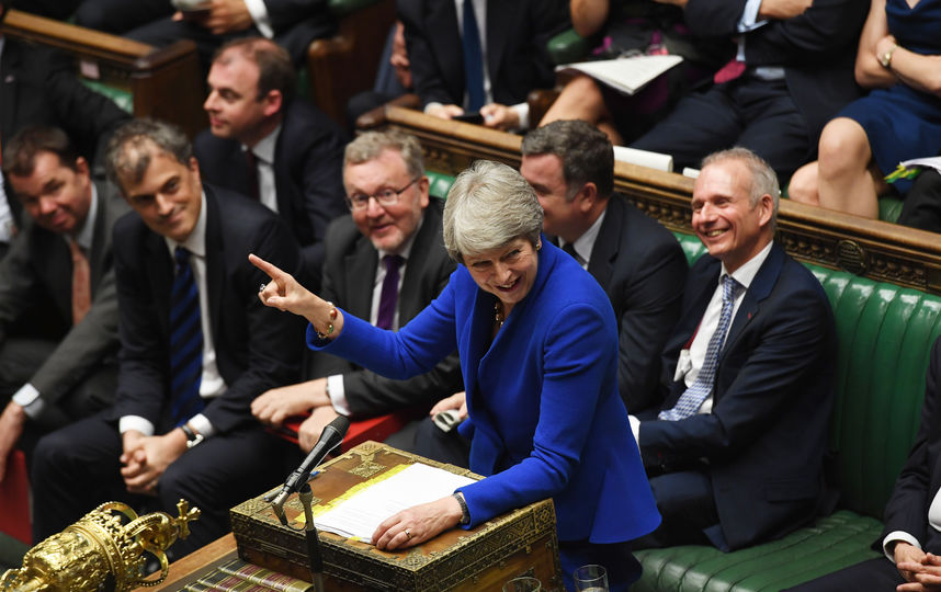 Терезу Мэй проводили аплодисментами