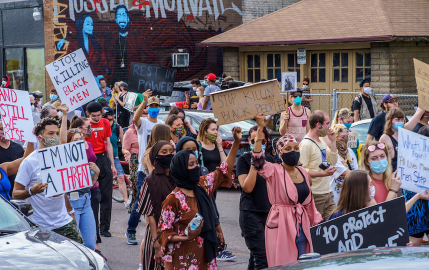 В США люди вышли на улицу и требуют наказания для полицейских. Фото AFP