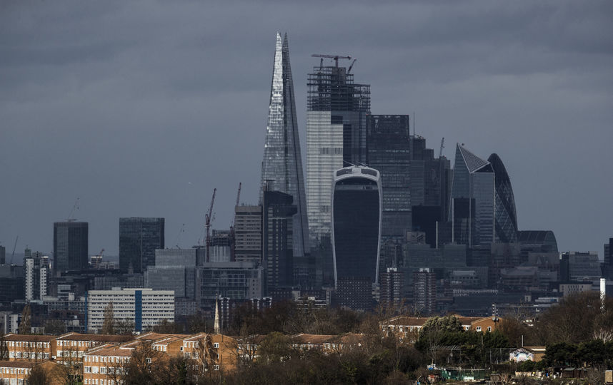 В Лондоне экстремал забрался на небоскрёб без страховки