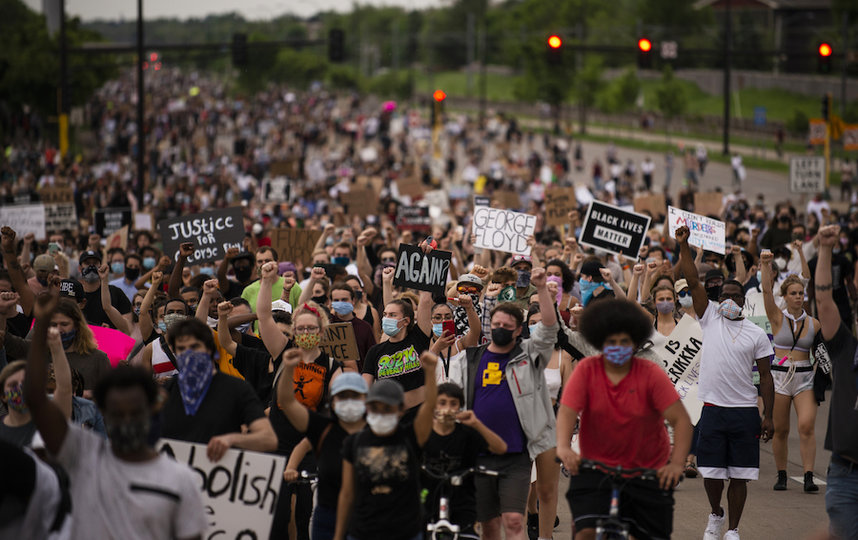 В США люди вышли на улицу и требуют наказания для полицейских. Фото AFP