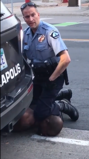 Момент задержания Джорджа Флойда.