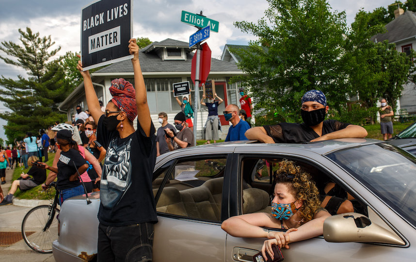 В США люди вышли на улицу и требуют наказания для полицейских. Фото AFP