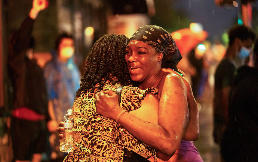 Девушка погибшего. Фото AFP