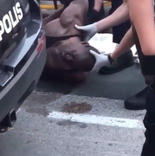 Когда мужчина перестал двигаться, его унесли на носилках.