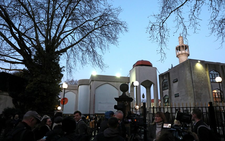 В Лондоне мужчина с ножом напал на прихожан мечети. Фото AFP