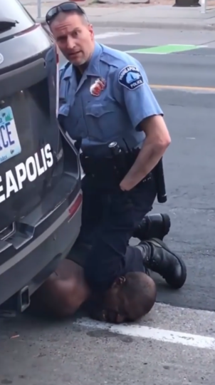 Момент задержания Джорджа Флойда.