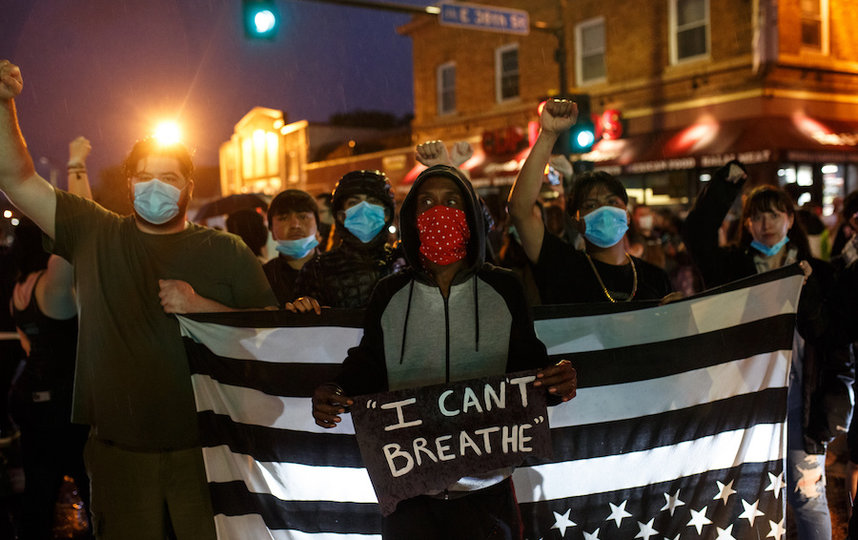 В США люди вышли на улицу и требуют наказания для полицейских. Фото AFP