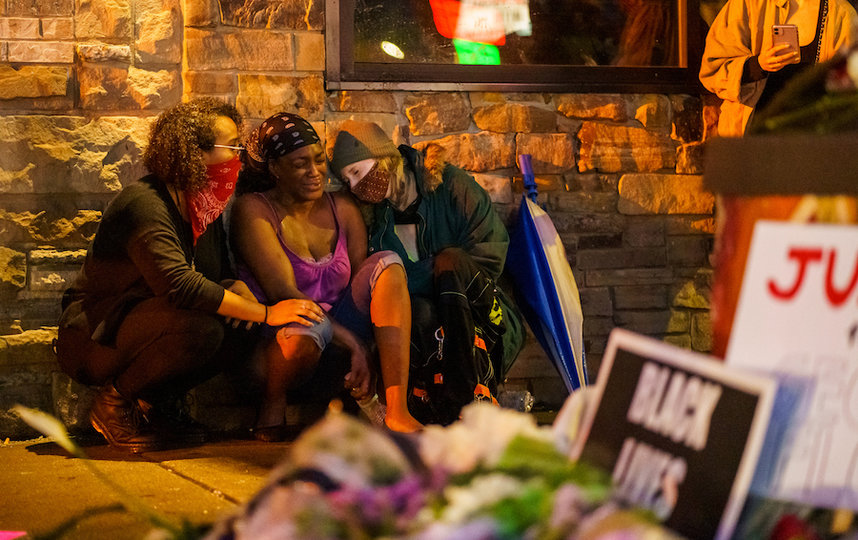 Девушка погибшего. Фото AFP