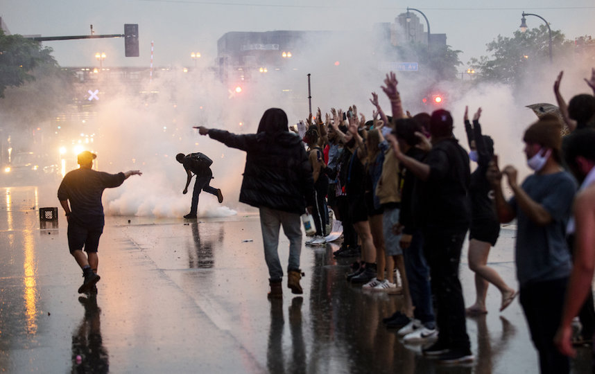 В США люди вышли на улицу и требуют наказания для полицейских. Фото AFP