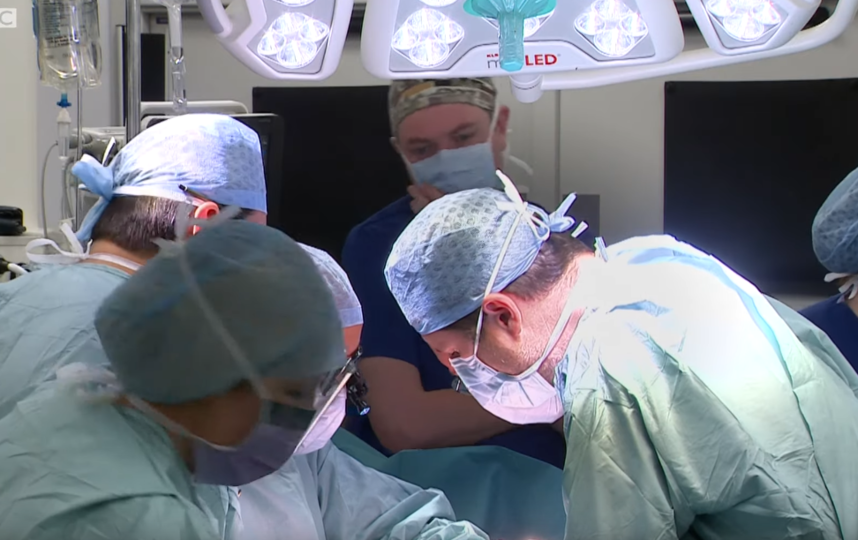 В Лондоне сотня врачей провела операцию по разделению сиамских близнецов