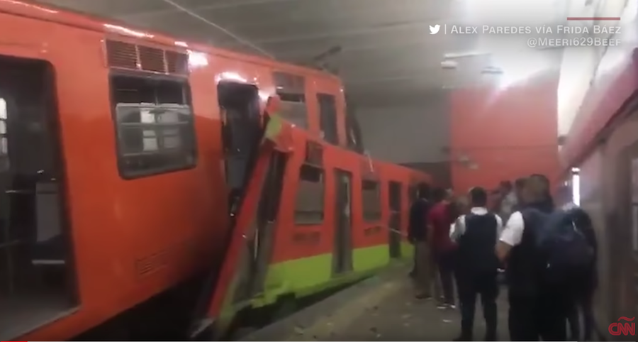 В метро Мехико столкнулись два поезда
