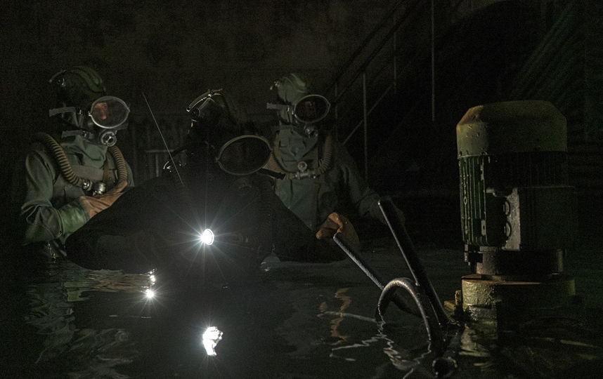 Кадр из сериала "Чернобыль" – дайверы спустились под реактор. В реальности их экипировка выглядела по-другому. Фото HBO