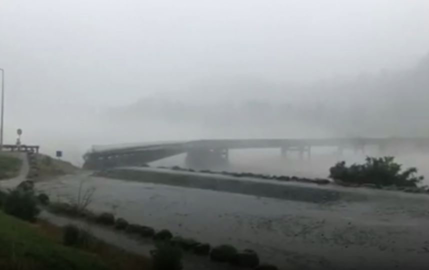 В Новой Зеландии ливнем смыло мост. Видео