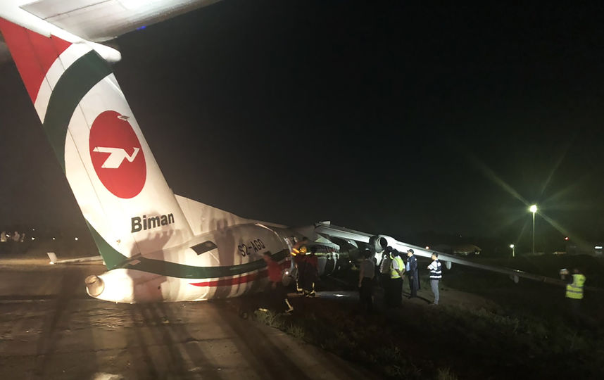 В Мьянме во время жёсткой посадки развалился самолёт