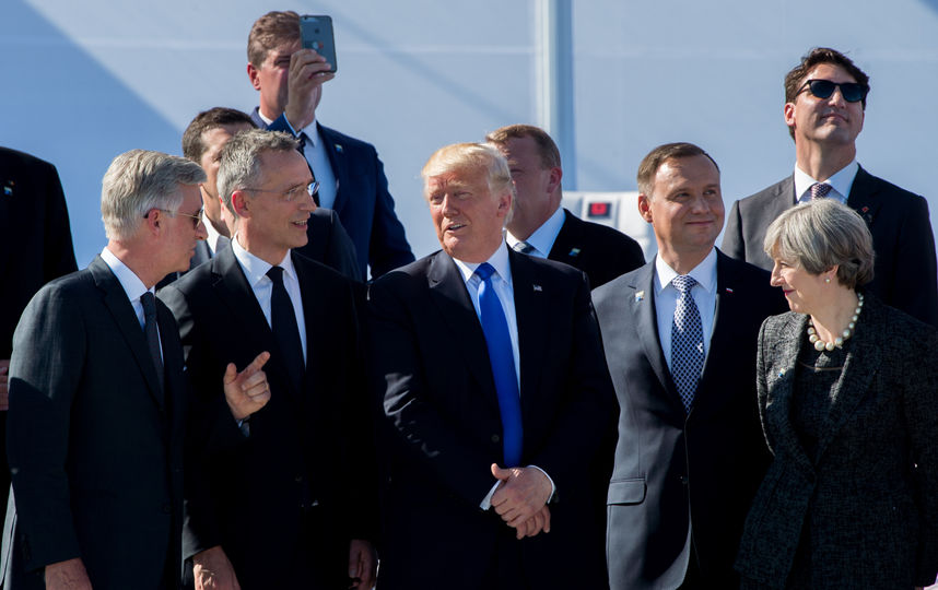 Трамп оттолкнул министра Черногории на саммите НАТО: Видео