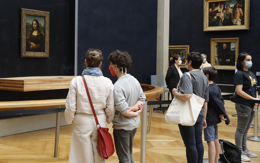 Все посетители и сотрудники должны носить маску и соблюдать социальную дистанцию. Фото AFP