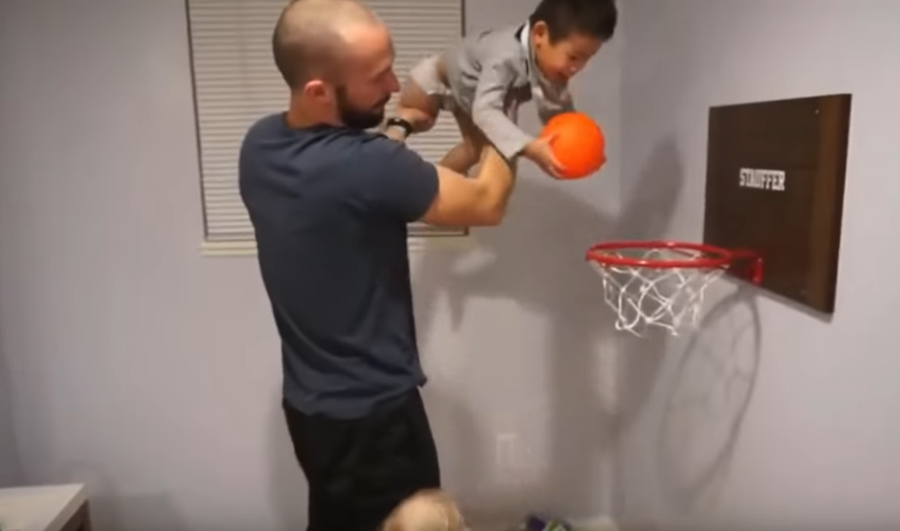 Муж Мики Джеймс с Хаксли. Фото скриншот с канала Myka Stauffer на YouTube