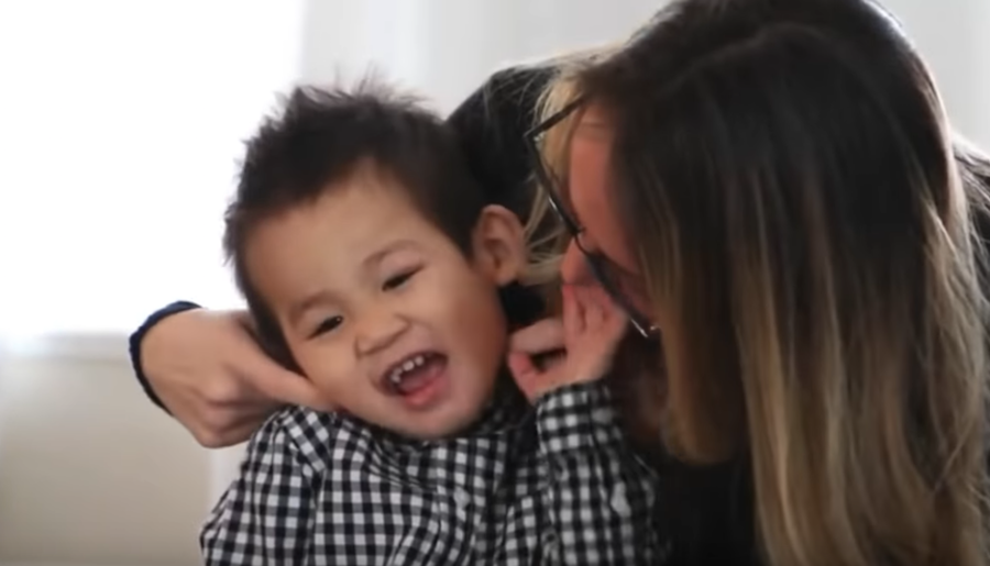 Мика с Хаксли. Фото скриншот с канала Myka Stauffer на YouTube