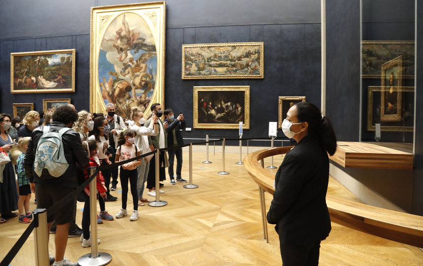 Все посетители и сотрудники должны носить маску и соблюдать социальную дистанцию. Фото AFP