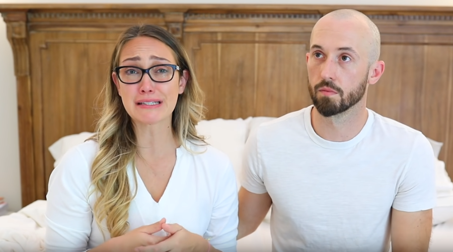 Мика и её муж рассказывают, что отдали Хаксли. Фото скриншот с канала Myka Stauffer на YouTube