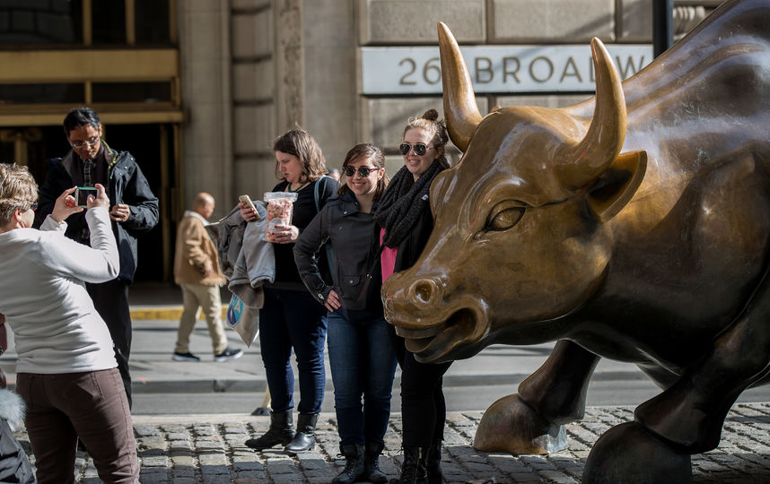 В Нью-Йорке вандал повредил статую "Атакующий бык"