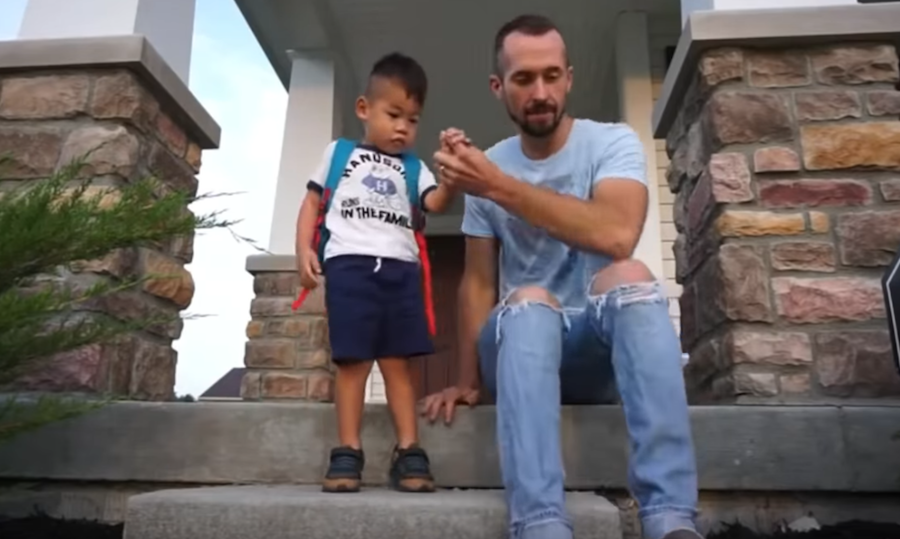 Муж Мики Джеймс с Хаксли. Фото скриншот с канала Myka Stauffer на YouTube