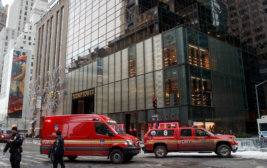 Пожарные работают на месте возгорания в Trump Tower. Фото AFP