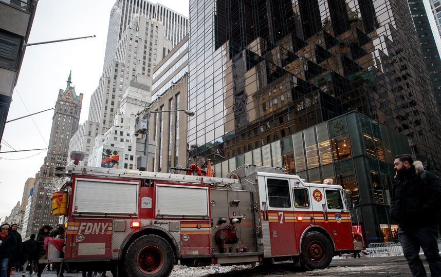 Пожарные работают на месте возгорания в Trump Tower. Фото AFP