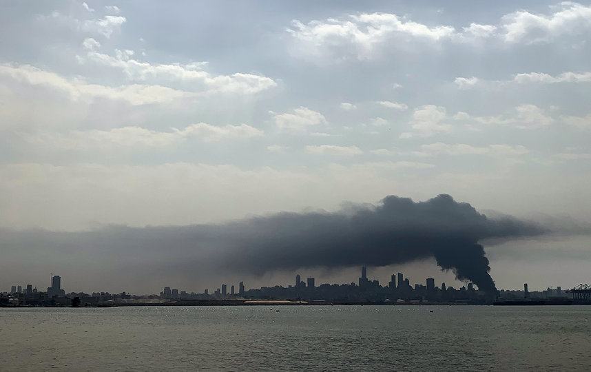 На опубликованных в Сети фото и видео виден столб густого черного дыма, высоко поднимающийся в небо. Фото AFP