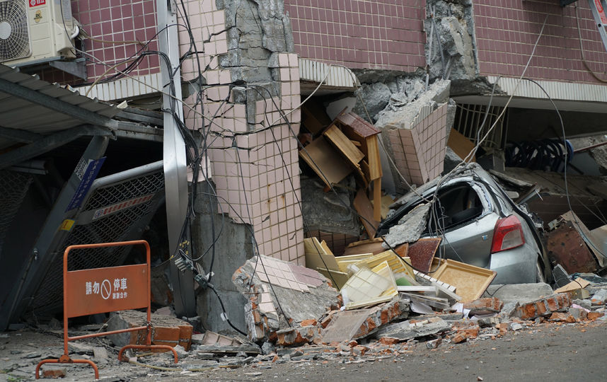 В результате землетрясения на Тайване обрушился отель – фото