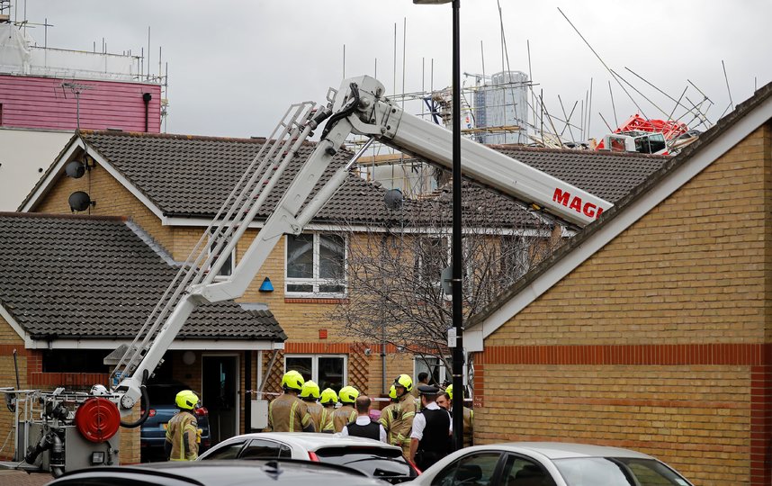 В Лондоне рухнул подъёмный кран. Фото AFP