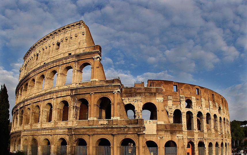 В Риме туристам запретили ходить полуголыми и вешать "замки любви" на мостах
