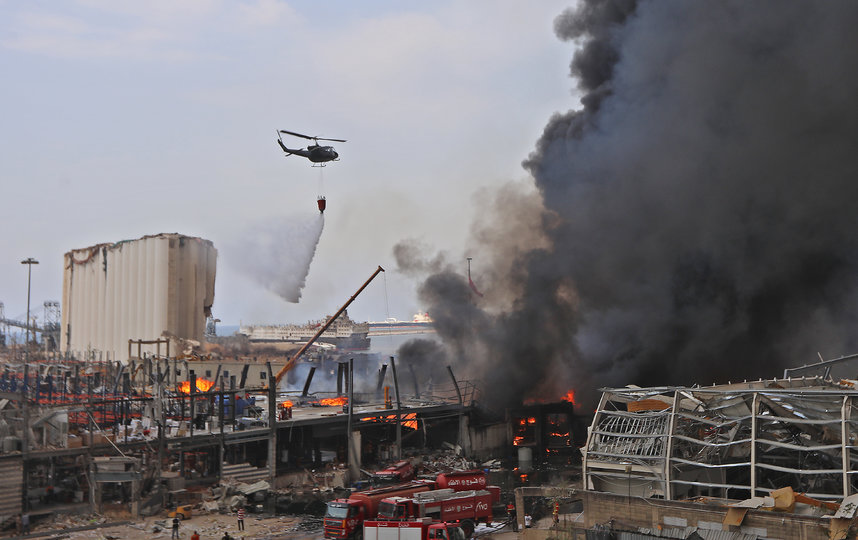 На опубликованных в Сети фото и видео виден столб густого черного дыма, высоко поднимающийся в небо. Фото AFP