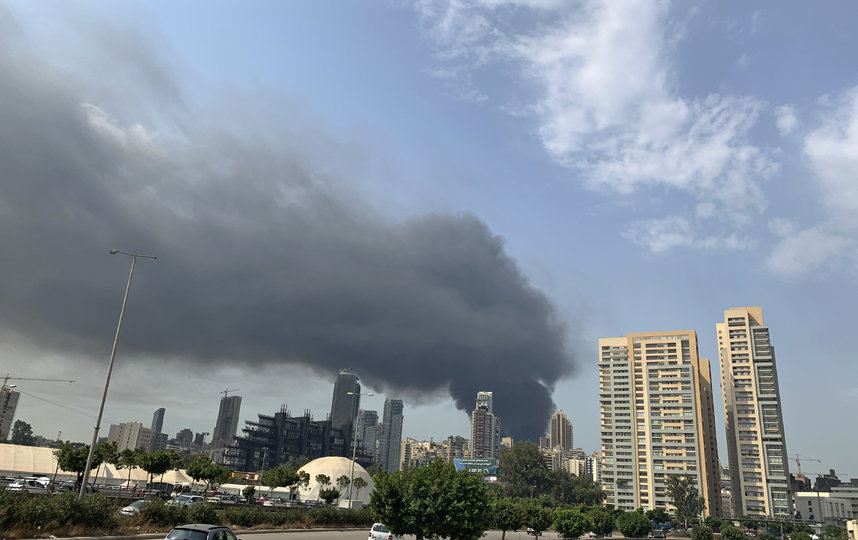 На опубликованных в Сети фото и видео виден столб густого черного дыма, высоко поднимающийся в небо. Фото AFP