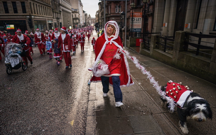 Забег Санта-Клаусов в Глазго, Шотландия. Фото Getty