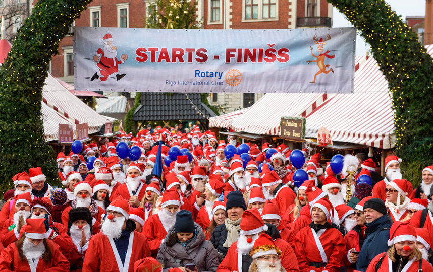 Забег Санта-Клаусов в Риге, Латвия. Фото AFP