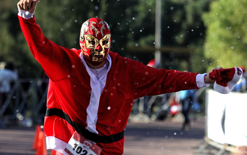 Забег Санта-Клаусов в Гвадалахаре, Мексика. Фото AFP