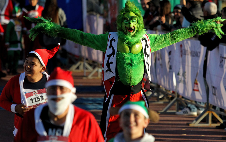 Забег Санта-Клаусов в Гвадалахаре, Мексика. Фото AFP
