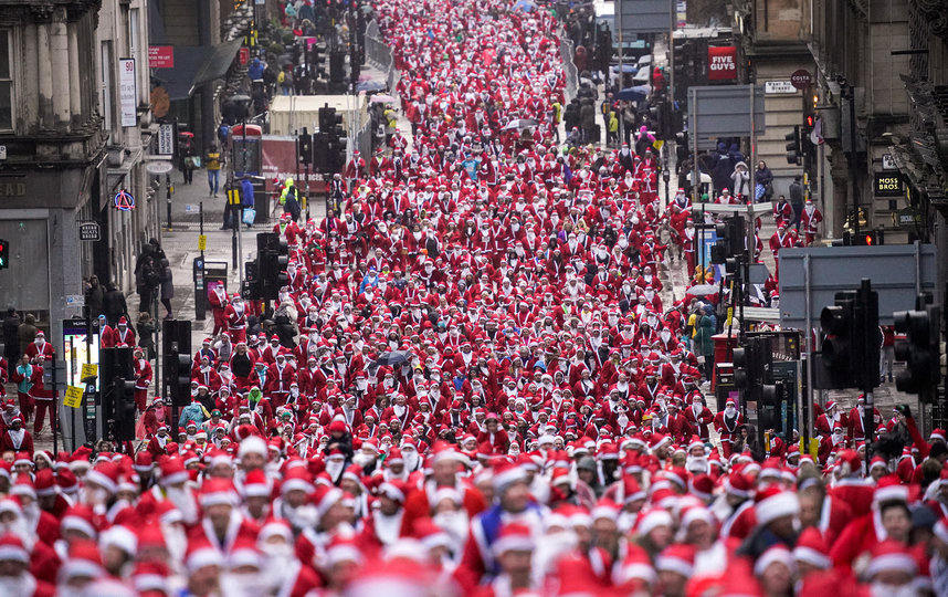 Забег Санта-Клаусов в Глазго, Шотландия. Фото Getty