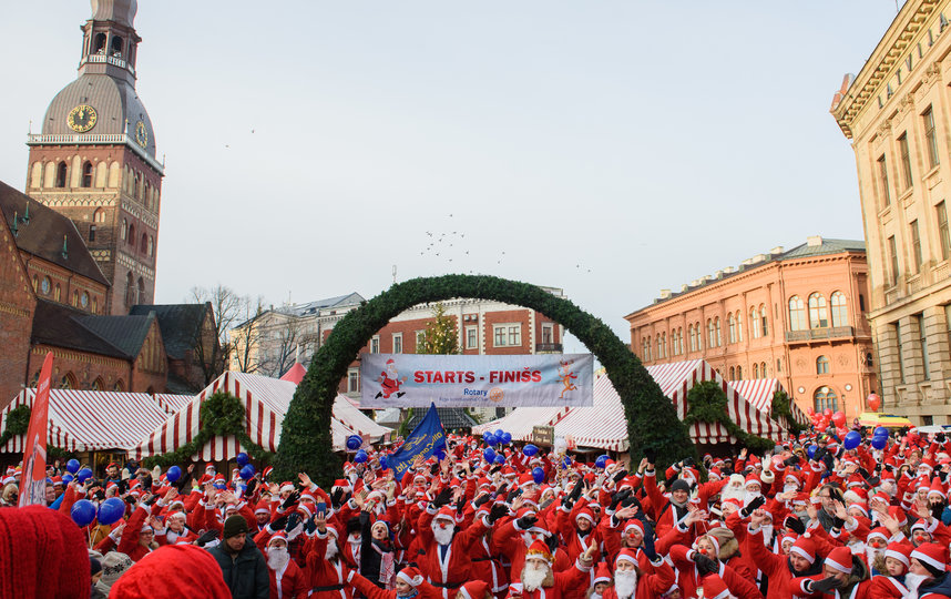 Забег Санта-Клаусов в Риге, Латвия. Фото AFP