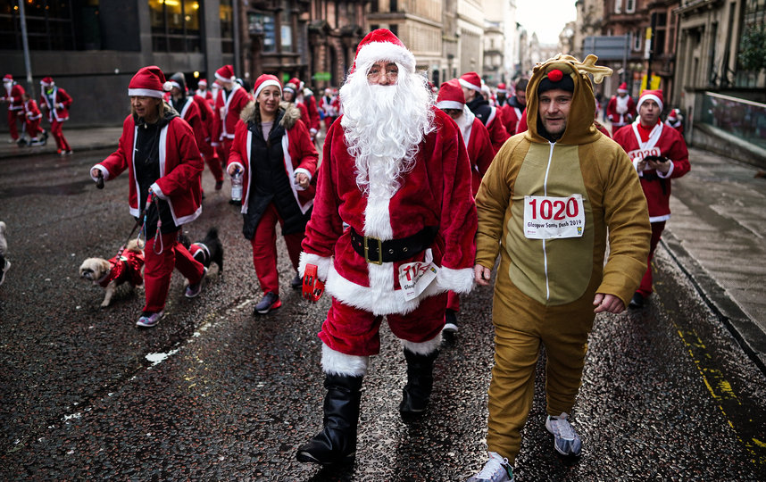 Забег Санта-Клаусов в Глазго, Шотландия. Фото Getty