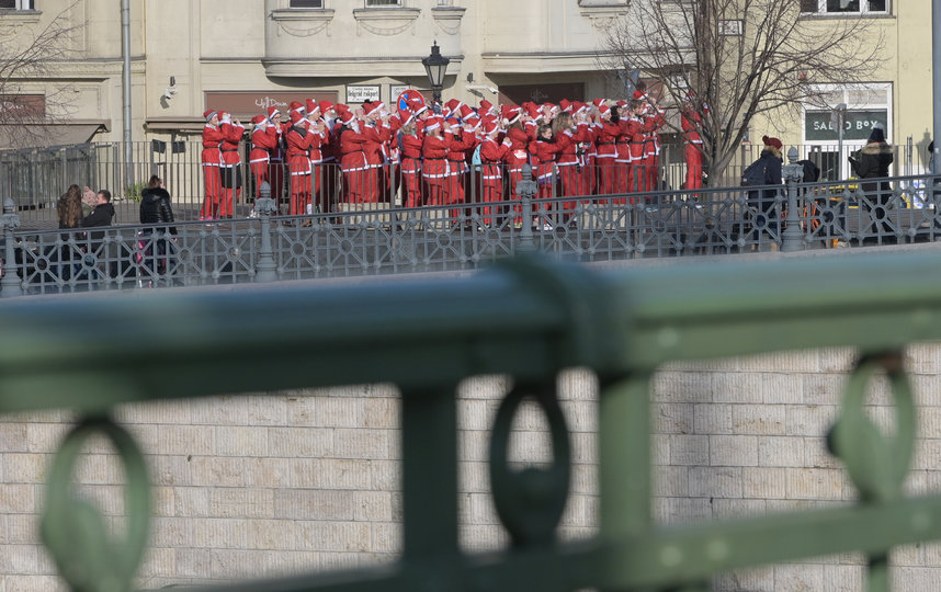 Забег Санта-Клаусов в Будапеште, Венгрия. Фото AFP