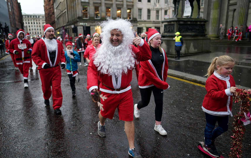 Забег Санта-Клаусов в Глазго, Шотландия. Фото Getty