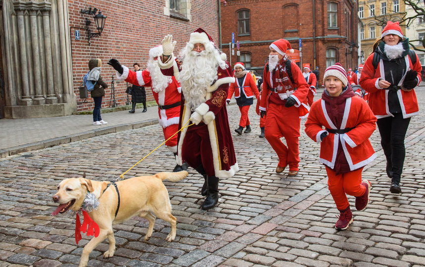 Забег Санта-Клаусов в Риге, Латвия. Фото AFP