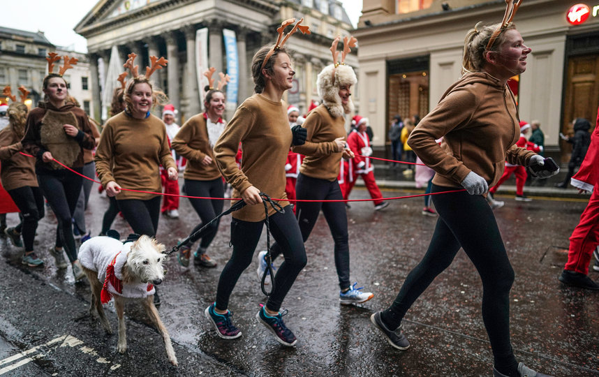 Забег Санта-Клаусов в Глазго, Шотландия. Фото Getty