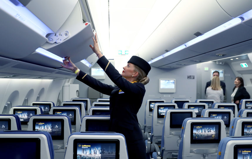 Трое мужчин избили стюардессу за отказ сделать селфи с ними
