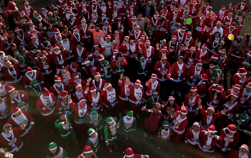 Забег Санта-Клаусов в Гвадалахаре, Мексика. Фото AFP