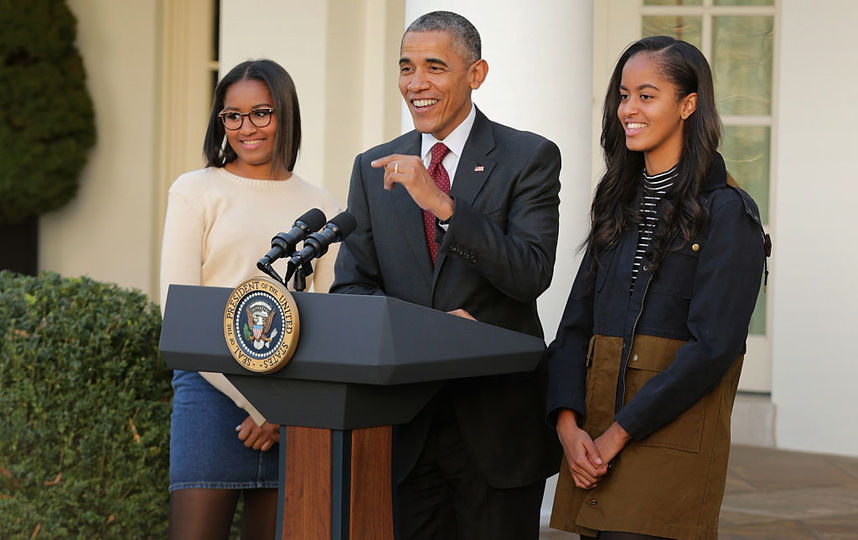 Наташа Обама с папой Бараком и сестрой Малией. Фото Getty