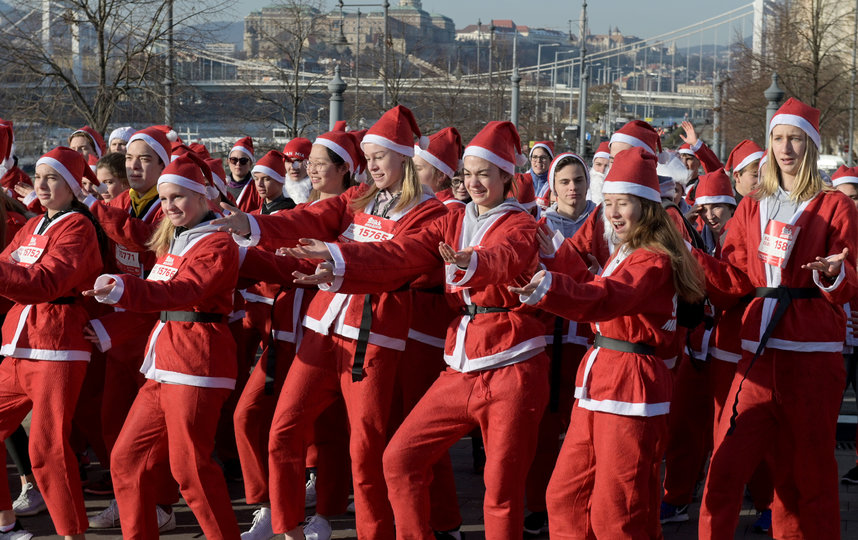 Забег Санта-Клаусов в Будапеште, Венгрия. Фото AFP